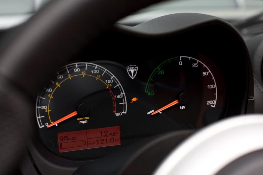 Панель приборов Tesla Roadster Sport 2010 года  (фото 43 из 66)